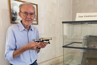 „Die Sammlung hat Seltenheitswert“: Denkmalpflege rettet Penigs Schatzkammer der Papierindustrie - Heiner Unger kümmert sich seit 20 Jahren um das Papiermacher-Kabinett der Papierfabrik. Dass es dafür nun eine Lösung gibt, macht ihn mehr als glücklich.