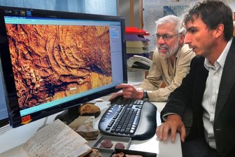 
              <p class="artikelinhalt">Sichelförmige Spuren im Flusssandstein des Atlas-Gebirges in Marokko ließen Sebastian Voigt (vorn) und Jörg Schneider staunen. Die Vielzahl der Funde spricht für eine gesellig unter der Erde lebende Saurierart.</p>
            