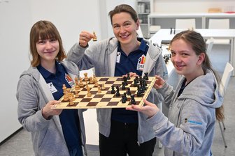 Die Schach-Familie aus Chemnitz: Wenn die Mutter mit den Töchtern Bundesliga spielt - Familiäres Schachtrio. Paula Czäczine, Anne Czäczine und Laura Czäczine (von links) spielen in der Frauen-Bundesliga für den SC Chemnitz Aufbau 95.