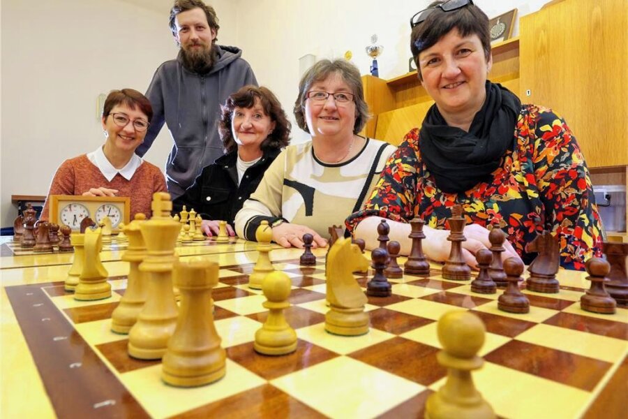 Die Schachschwestern von Glauchau - Kathris Zetzsche, Petra Mendrok, Ines Menzel, Markus Zetzsche und Heike Schmidt (von rechts) sind die Nachkommen der Glauchauer Schachgröße Gerhard Mendrok.