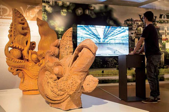 Die Schätze Vietnams in Chemnitz - Der lichtdurchflutete Erker der Ausstellungsebene ist mit bunten Lampions und Reishüten aus Vietnam geschmückt. Eine gute Gelegenheit für ein Selfie.