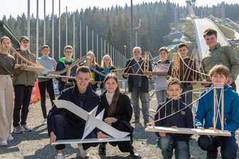 Die Schanzenbauer von morgen - Die Preisträger des Landesschülerwettbewerbes "Junior.Ing": Maja Augustin und Gabriele Bock sowie Lukas Wedel und Felix Häntzschel aus Dresden (vorn) sind die Erstplatzierten in zwei Altersklassen. Sie und ihre Modelle schaffen es weiter bis zum Bundeswettbewerb am 17. Juni in Berlin.