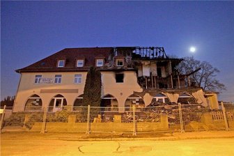Die Schatten der NSU-Täter: Das geschah am 4. November 2011 in Zwickau - Das zerstörte Gebäude drei Tage nach der Explosion. Einsatzkräfte haben das Haus gesichert, damit die Ermittler arbeiten können.