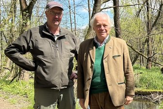Die Schattenseite der Pilzschwemme zwischen Freiberg und Flöha - Förster Thomas Vogel und Waldbesitzer Albrecht Prinz von Schönburg-Hartensteinim Kirchbachtal zwischen Oberschöna und Oederan. Vogel beobachtet aktuell häufig Pilzsammler, die mit ihren Autos Waldwege blockieren.