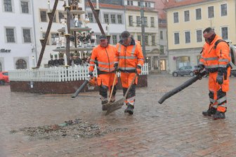 Die Schattenseiten des Jahreswechsels in Freiberg - Mitarbeiter der Firma Becker Umweltdienste in Hilbersdorf entsorgten am Donnerstag in Freiberg die Überreste vom Silvesterfeuerwerk. Im Bild Thomas Müller, Uwe Schlesier und Andrè Reinhold (v.l.) auf dem Obermarkt.