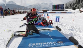 Die Schattenspenderin - Laura Dahlmeier am Dienstag beim Training auf dem WM-Schießstand in Hochfilzen, bei Sonnenschein und leichten Plusgraden.