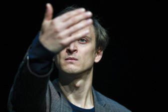 Die Schere in den Köpfen: Warum Kulturförderung ungerecht geworden ist - David Kosel vom Staatsschauspiel Dresden im Stück „Ich werde nicht hassen (I shall not hate)“: Sieht Kultur nur mit dem linken Auge gut?