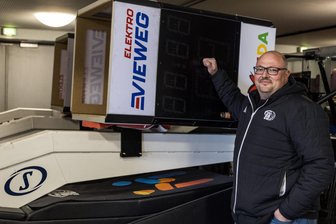 Die Schicht beginnt 4 Uhr: Wie die Messe nach einem Santiano-Konzert zum Basketballfeld für die Niners wird - Ronny Kendzia ist Spieltagsleiter bei den Niners Chemnitz. Die Korbanlagen mit den Shot Clocks sind in der Messe eingelagert und werden für die Heimspiele immer wieder auf- und abgebaut.