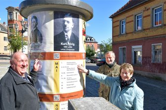 Die schicken Litfaßsäulen von Siebenlehn - Die Litfaßsäule am Marktplatz von Siebenlehn entstand neu. Ortsvorsteher Frank Grießbach (l.), Dietmar Lippert vom Schulförderverein und Ortschronistin Renate Bärsch freuen sich darüber.