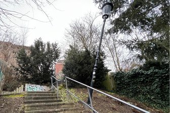 Die schiefste Straßenlampe von Oelsnitz: Muss hier erst etwas passieren? - Die Lampe an der Fußgängertreppe vom Jahnteich zur Egerstraße in Oelsnitz steht seit Monaten schief.