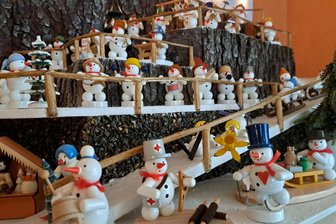 Die Schneemann-Frau von Leubsdorf - Die Leubsdorfer Schneemänner sind in Gruppen auf dem Weihnachtsberg sortiert.