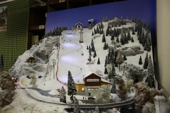 Die schneesicherste Piste Westsachsens ist beim Neujahrsdampf in Neukirchen zu sehen - Die Neukirchener Modellbahner präsentieren einen Skihang.