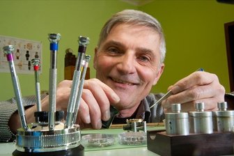 Uhrmachermeister Frank Krause aus Schneeberg 