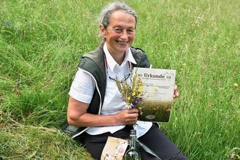Die schönste Streuobstwiese wächst in Hundsgrün - Eva Fuhrmann aus Hundsgrün freut sich über den 1. Preis beim diesjährigen Streuobstwiesenwettbewerb.