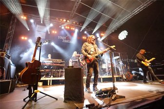 Die schönsten 20 Schlaglichter zum 20. Zwickauer Stadtfest - Ein genialer Musiker: Ray Wilson, der zwei Jahre bei Genesis gespielt hat, zog die Besucher auf der Domhof-Bühne am Samstagabend in seinen Bann.