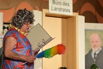 Die schönsten Bilder aus 25 Jahren Aschermittwoch in Penig: Wo der Landrat Putzfrau oder Gärtner ist - 2015: Landrat Volker Uhlig als Putzfrau im eigenen Büro.