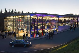 Die schönsten Bilder der Auto-Tuning-Nacht in Schöneck: Was der Veranstalter im Vogtland Neues plant - Das Parkhaus an der Hohen Reuth in Schöneck wurde beim L8-Night Tuning-Treffen zum Mekka für Autofans.