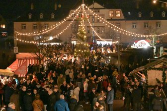 Die schönsten Bilder: So feiert das Erzgebirge den vierten Advent - Der Weihnachtsmarkt in Lugau war am Wochenende gut besucht.