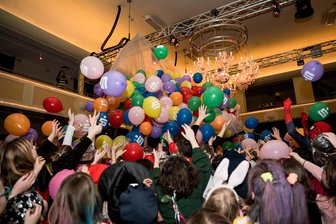 Die schönsten Bilder vom Fasching in der Freiberger Region: Das närrische Treiben nimmt kein Ende - Beim Freiberger Kinderfasching im Tivoli regnete es Luftballons.