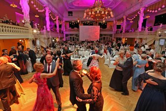 Die schönsten Bilder vom Frühlingsball der Medizin in Zwickau - Die knapp 300 Gäste mussten sich nicht lange bitten lassen. Bis 2 Uhr wurde getanzt.