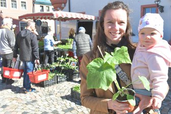 Die schönsten Bilder vom Frühlingsfest in Oederan: Das war der Tag der erneuerbaren Energien - Anne-Marie Reupert aus Kirchbach besuchte mit ihrer Tochter Dorle den Naturmarkt in Oederan und kaufte eine Gurkenpflanze.