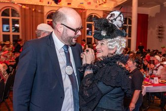 Die schönsten Bilder vom politischen Aschermittwoch in Penig: Prominente Gäste und scharfe Zungen - Prominenz unter sich: Finanzminister Christian Piwarz umgarnt Gräfin Cosel.
