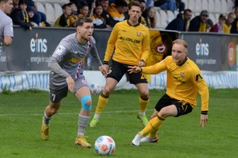 Die schönsten Bilder vom Testspiel der SG Dynamo Dresden gegen den SSV Jahn Regensburg in Auerbach - Testspiel SG Dynamo Dresden gegen SSV Jahn Regensburg in Auerbach: Oscar Schönfelder (SSV, v.l.), Jan Hendrik Marx – der ein sensationelles Freistoßtor erzielte – und Tony Menzel (beide von Dresden) im Lauf nach dem Ball.