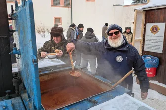Die schönsten Bilder vom Wintertreffen auf der Augustusburg: Biker und Besucher trotzen Sturmtief Elli - Für Stärkung war natürlich auch gesorgt.