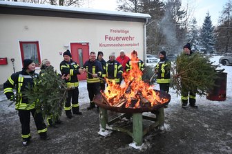 Die schönsten Bilder vom Winterwochenende rund um Freiberg und Flöha: Grillwurst, Schnee und Weihnachtsbäume - In Krummenhennersdorf erwärmen sich die Feuerwehrleute bei Minus 15 Grad am Feuer.