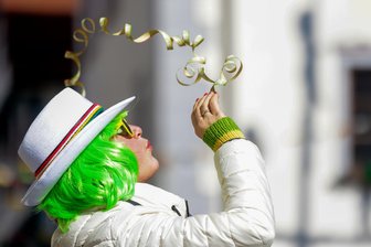 Die schönsten Bilder von Faschingspartys im Vogtland - Luftschlange in die Luft, und die Party beginnt.