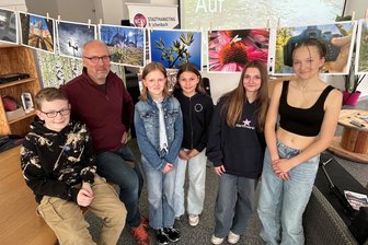 Die schönsten Fotos aus Reichenbach hängen an der Wäscheleine - Mitglieder des Foto-Clubs mit Leiter Falk Herrmann (2. v. l.) bei der Vernissage.