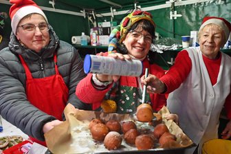Die schönsten Fotos vom dritten Adventswochenende rund um Freiberg und Flöha - Die Krapfen-Back-Brigade Rothenfurth am Werk: Isolde Otto (rechts), Romy Albert und Ulrike Ilgner.