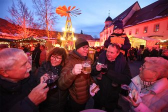 Die schönsten Weihnachtsmärkte im Chemnitzer Umland: Aber warum nur am zweiten Adventswochenende? - Peter, Ines, Hendrik, Jens mit seinem Sohn Niklas und Eva Matschke aus Limbach-Oberfrohna besuchen den Weihnachtsmarkt im Rathaushof von Limbach-Oberfrohna.