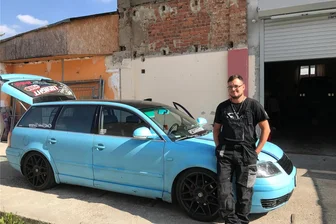 Die Schrauber aus dem Chemnitztal: Werkstatt statt Gasthof - Stolz zeigt David Matthes seinen getunten VW Passat, Baujahr 2000. Der 33-Jährige gehört zum Klub Ostside-Tuning, der sein Domizil jetzt im ehemaligen Landgasthof Köthensdorf nahe des Chemnitztales hat.