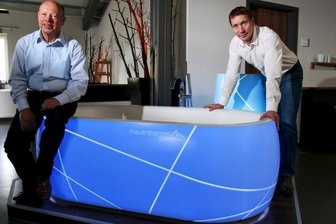 
              <p class="artikelinhalt">Falko (rechts) und Gert Mauersberger haben die Badewanne neu erfunden und damit bewiesen, zu welchen Innovationen die Mauersberger Badtechnik Betriebs GmbH in Gelenau fähig ist. Der lichtdurchlässige Wannenkörper besteht vor allem aus Mineralien, die pulverisiert und mit dem Zusatz von Acryl und Bindestoffen in eine Form gegossen wurden. Mit dem Aushängeschild bewarb sich der Familienbetrieb um den 16. Sächsischen Innovationspreis.</p>
            