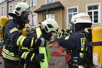 Die Schule brennt: Feuerwehrleute in Bobritzsch-Hilbersdorf trainieren für den Ernstfall - Das Finale der Ganztagsübung Gemeindefeuerwehr Bobritzsch steigt in Niederbobritzsch: Das Szenario eines Schulbrandes wird simuliert. Der Angriffstrupp (links), mit Thomas Trommler und daneben Nico Richter, bereitet sich fürs Vorrücken ins Schulhaus vor.