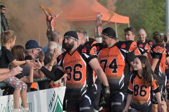 Die schweren Jungs sind zurück - Mächtig Stimmung und Unterhaltung ist bei den Auftritten der Vogtland Rebels im Treuener Friedrich-Ludwig-Jahn-Stadion garantiert. Zum Saisonauftakt in die Verbandsliga empfangen die Rebels die Erzgebirge Miners zum Derby. Der Vorstand freut sich auf viele Zuschauer und einen richtigen Hexenkessel.