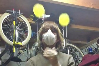 Die schwierige Jonglage mit dem Virus - Künstler Djanko Lemon, der lange in Rochlitz gelebt hat, jongliert in einem Internetvideo mit dem Corona-Virus - in Form gelber Bälle.