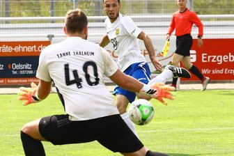 "Die Sehnsucht ist groß" - Szene aus dem Auftaktspiel: Michael Jokesch vom Oelsnitzer FC scheitert am Torwart des SV Tanne Thalheim, Simon Karsunke. Auch deshalb behielten die Thalheimer am 26. Juni mit 3:1 die Oberhand.