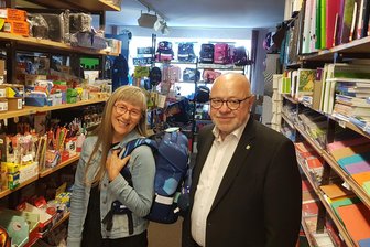 Die Seidels und ihr Weg: Der Schulranzen als ihr Markenzeichen im Vogtland - Carmen und Frieder Seidel in ihrem Geschäft in Hammerbrücke.