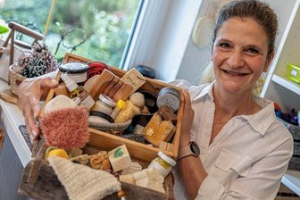 Die Seifenfee von Treuen: Wie Ronny Paul trotz Rheuma ihren eigenen Laden schmeißt - Ronny "Pauline" Paul erfüllt ihren Kunden nahezu jeden Wunsch, was Pflegeprodukte anbelangt.