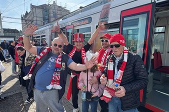 „Die Serie reißt heute nicht“: FSV-Fans erwartungsfroh vorm Zwickauer Heimspiel - Jens Möckel (links) und seine Kumpels vor der Abfahrt der Straßenbahn nach Eckersbach.