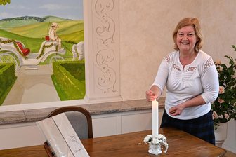 Die Shortlist der beliebtesten Hochzeitsmusiken rund um Flöha: Der Hochzeitsmarsch hat ausgespielt - Standesbeamtin Heike Günther bereitet das Trauzimmer im Eppendorfer Rathaus vor.