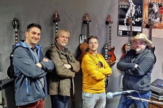 Die Siegel-Band ist zurück - Die Siegel-Band in ihrem Proberaum (von links): Ralf Gründig, Olaf Jandeisek, Lukas Rietzsch und Steffen Siegel. Am 5. November laden sie wieder zum Forever-Young-Festival in den Amorsaal ein. 