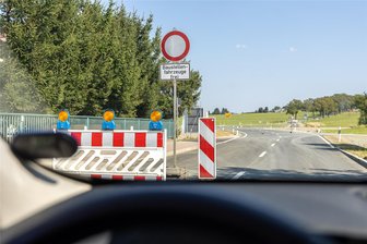 Die sieht doch fertig aus? - Warum eine wichtige Zubringerstraße im Vogtland immer noch dicht ist - Gefrusteter Autofahrer vor der Absperrung. Die neue Ortsumfahrung Falkenstein scheint fix und fertig zu sein. Die Freigabe dauert aber noch.