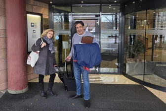 „Die sind doch alle verrückt“: Die letzten Gäste haben das Congress-Hotel in Chemnitz verlassen - Antje und Ahad Adakh waren die letzten Gäste, die das Congress-Hotel in Chemnitz verlassen haben.