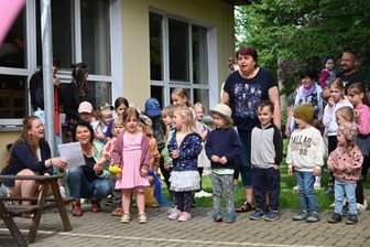 Die singenden Dorfspatzen von Memmendorf - Auch die kleine Dorfspatzengruppe hatte ein Liedchen für die Sommerfete einstudiert.