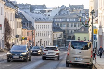 „Die Situation ist kritisch“: Post und Banken verlassen Innenstadt im Erzgebirge - Auch die Annaberger Innenstadt hat mit Ladensterben zu kämpfen. Zwei Banken geben nun ihre Standorte an der Wolkensteiner Straße auf. Schon bald fällt die Postfiliale weg.