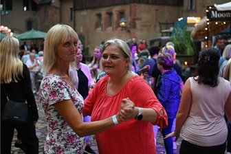 Die Sommerparty geht weiter: Rochlitzer und Gäste feiern im Schloss mit Schlager und Tanz -