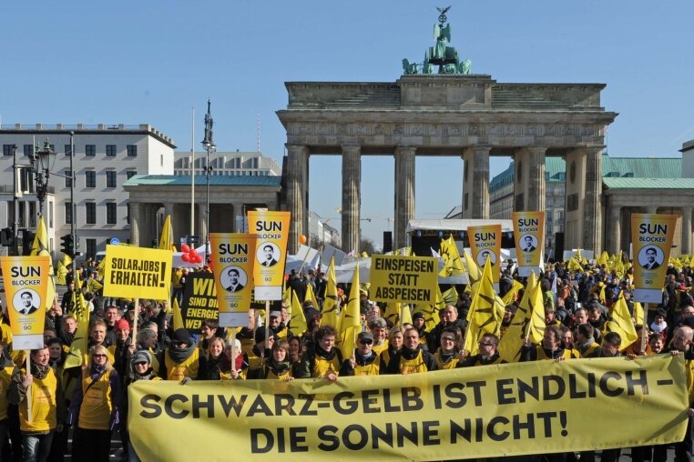 Rund 700 Solarworld-Mitarbeiter aus Freiberg und Bonn demonstrieren in Berlin.